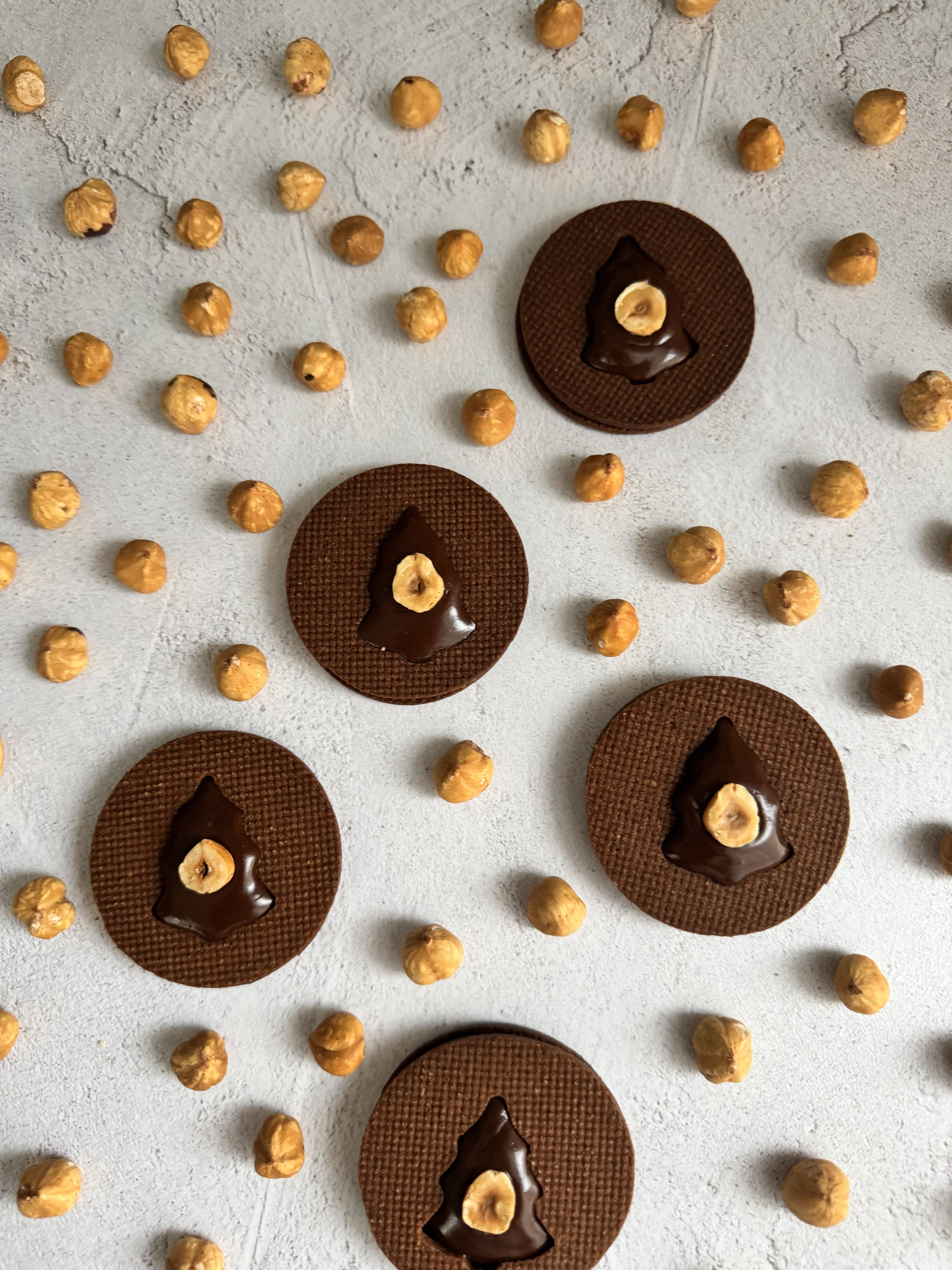 biscotti al cacao, nocciole, caramello salato, cioccolato