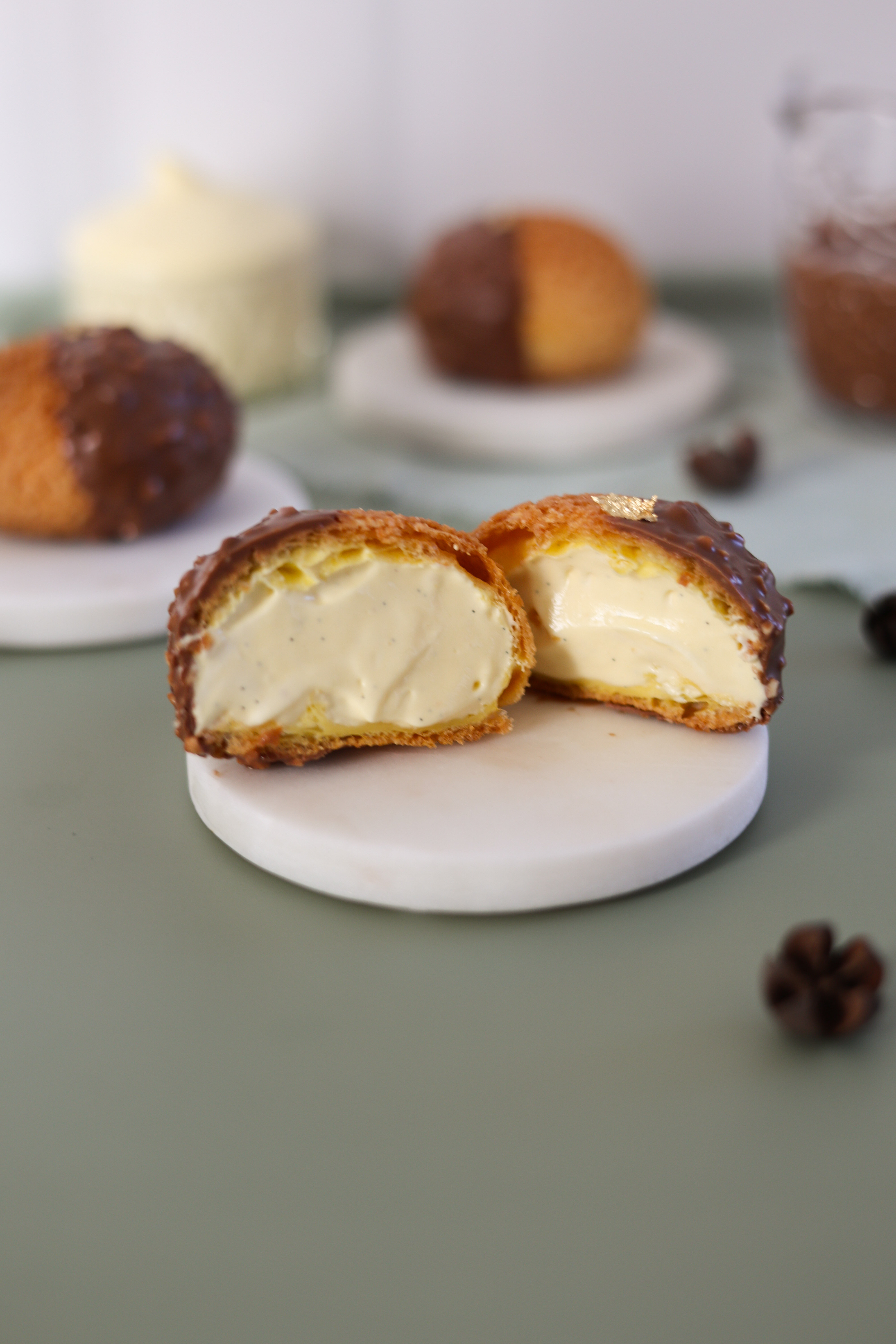 Bignè craquelin con chantilly e glassa rocher