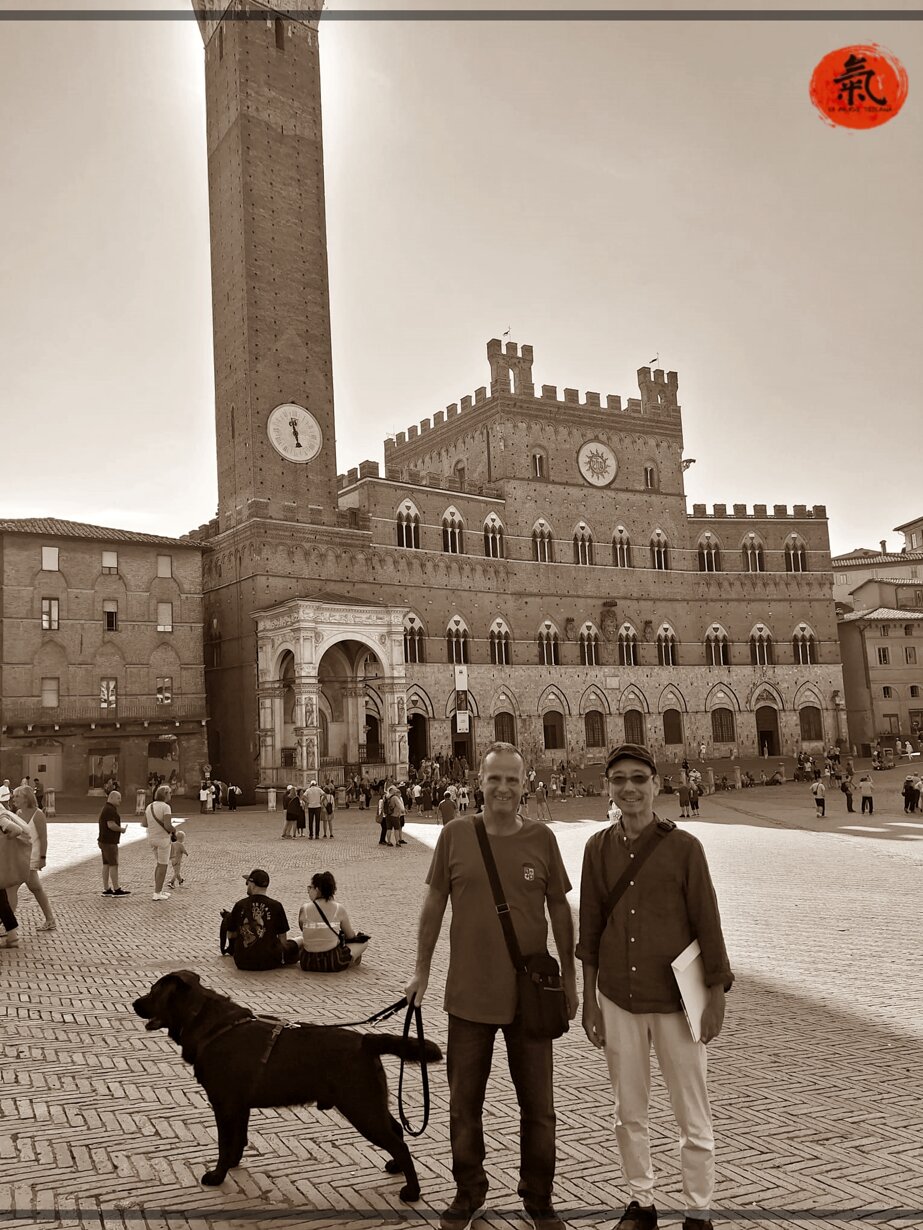 I sensei Bronzi e Nakano in Piazza del Campo a Siena ( con LEO ) I sensei Bronzi e Nakano in Piazza del Campo a Siena ( con LEO )