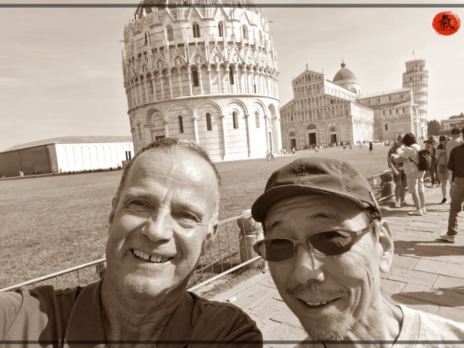 Sensei Nakano e Sensei Bronzi in Piazza dei Miracoli (PISA) Sensei Nakano e Sensei Bronzi in Piazza dei Miracoli (PISA)