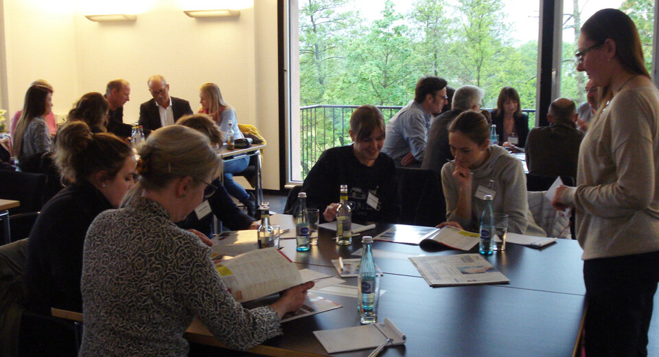 JTdCJTIyaXQlMjIlM0ElMjJBbnplaWdlbndlcmJ1bmclMjAlRTIlODAlOTNiaWxkLTNfa29udmV4LXZpc3VlbGxlLWtvbW11bmlrYXRpb24lMjIlN0Q=