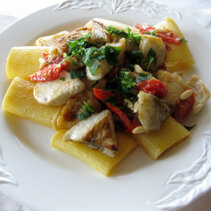 makaron paccheri z miecznikiem, pomidorami, smazonym baklazanem, rodzynkami i pinoli
