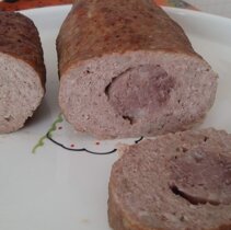 gotowe pieczenie rzymskie; jedna z nich zrobiona z bezlutenowym chlebem i tarta bulka.