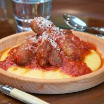 polenta zolta z sosem zeberkowym i salsiccia