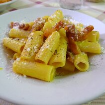 carbonara z makaronem rigatoni