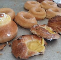 ciambelle, danesi (z budyniem), sfogliatelle (wstazka), buleczka sycylijska z koczkiem.