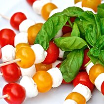 Wersja caprese jako szaszlyki z mini mozarellami i pomidorkami Wersja caprese jako szaszlyki z mini mozarellami i pomidorkami