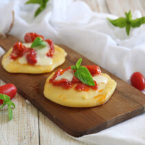 male pizze z polenty