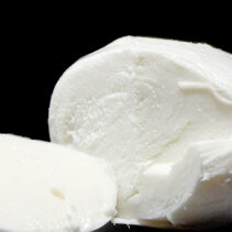 mozzarella z krowiego mleka - struktura scislejsza, twardsza i mniej wodnista mozzarella z krowiego mleka - struktura scislejsza, twardsza i mniej wodnista
