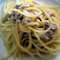 spaghetti z miecznikiem, rodzynkami i pinoli; bez pomodorow 