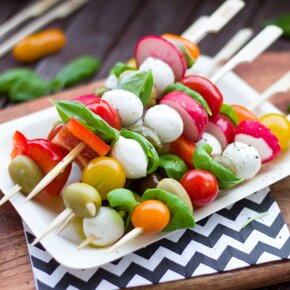 typowa letnia przekaska, inny sposob serwowana salatki caprese