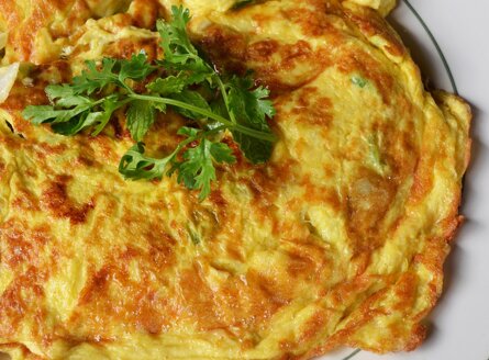 frittata klasyczna, bez dodatkow, smazona na patelni
