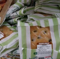 pakowana focaccia w sklepie spozywczym