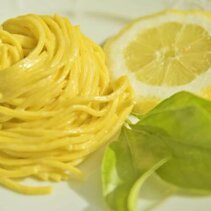 tagliolini z sosem cytynowym i serem parmigiano rozpuszczonym e sosie