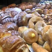 bomboloni z klasyczna kropelka, otoczone innymi drozdzowymi slodkosciami - laboratorium cukiernicze