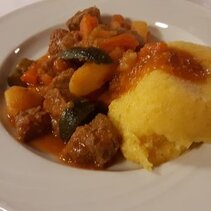 polenta zolta z duszonymi warzywami