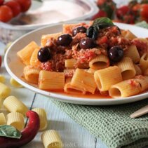 makaron (mezze maniche - polrekawki) z tunczykiem, oliwki i kapary makaron (mezze maniche - polrekawki) z tunczykiem, oliwki i kapary