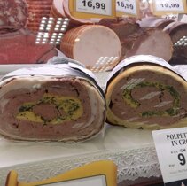 wloska garmazerka: pieczen po lewej z frittata i pietruszka w boczku; po prawej - w ciescie.