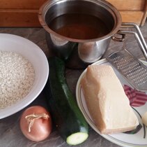 wszystkie skladniki: ryz, cebula, cukinia, rosol, parmigiano, maslo