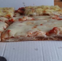 zwroccie uwage na grubosci pizzy i obfitosc jej skladnikow