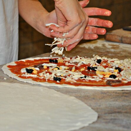 pizza okragla w pizzerni, tzw. a piatto pizza okragla w pizzerni, tzw. a piatto
