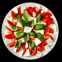 Caprese jako przekaska, na duzym talerzu. Caprese jako przekaska, na duzym talerzu.