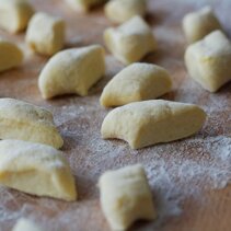 gnocchi podobne forma do kopytek, tyle ze mniejsze gnocchi podobne forma do kopytek, tyle ze mniejsze