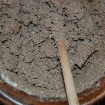 czarna polenta Dostepna tylko lokalnie, z maki gryczanej, przyprawiana maslem i kawalkami serow