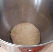 ciasto z 1/2 kg maki, 350 ml wody i 2 drozdzy ciasto z 1/2 kg maki, 350 ml wody i 2 drozdzy