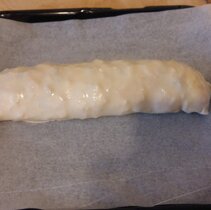 Zawinelam strudel, podwinelam pod spod zalepione koncowki i posmarowalam calosc reszta masla.