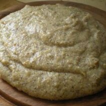 polenta taragna maka kukurydziana zmieszana z gryczana; przyprawiana maslem i serami