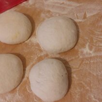 formowanie kulek z ciasta na pizze formowanie kulek z ciasta na pizze