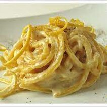 linguine z sosem smietankowo-cytrynowym przybrane skorka