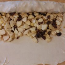 Zawinelam scisle strudel zlepiajac koncowki.