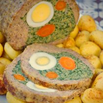 pieczen z jajkiem, marchewka i szpinakiem