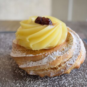 zeppola udekorowana kremem i czeresnia