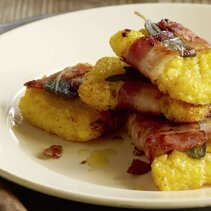 saltimbocca z polenty: boczek i mieta.