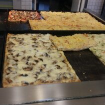 z grzybami z mozzarlla i bez, po prawej ziemniaki z mozzarlla i szynka