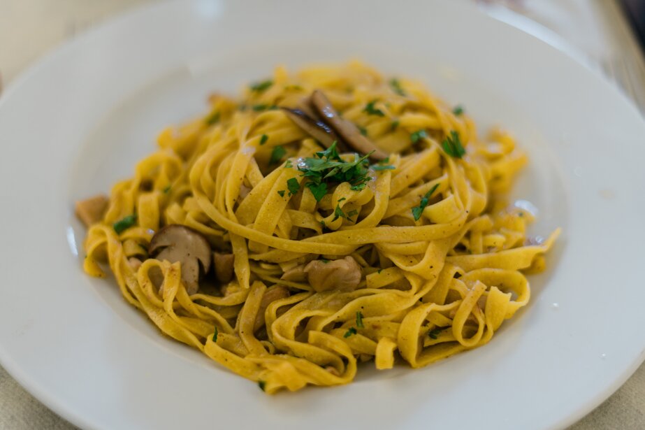 fettuccine con funghi (jajeczne wstazki z grzybami) fettuccine con funghi (jajeczne wstazki z grzybami)
