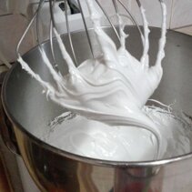 po wyjeciu trzepaczki, piana formuje rodzaj dziubka po wyjeciu trzepaczki, piana formuje rodzaj dziubka