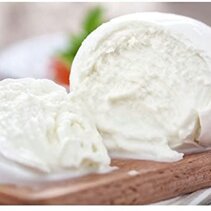 mozzarella z mleka bufalicy - luzna i wodnista struktura mozzarella z mleka bufalicy - luzna i wodnista struktura