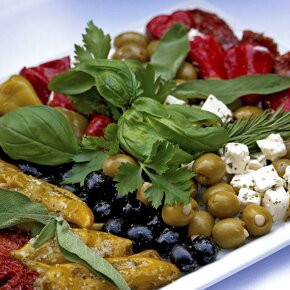 grillowane warzywa, oliwki, serek feta, bazylia