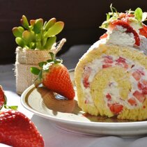 rotolo (ciasto biszkoptowe) z nadzieniem z kremu chantilly