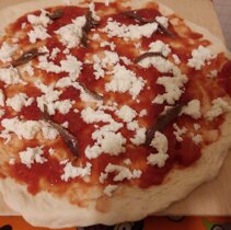 pizza przybrana, gotowa do pieczenia pizza przybrana, gotowa do pieczenia