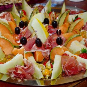 antipasto prosciutto e melone przystawka serwowana latem: slona surowa szynka i melon. Moze byc rowniez samodzielnym daniem.