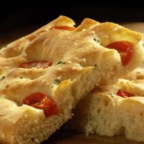 Typowa focaccia z wysokim ciastem - foggiana, sprzedawana w sklepach lub jako street food. Typowa focaccia z wysokim ciastem - foggiana, sprzedawana w sklepach lub jako street food.