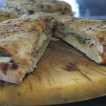 Focaccia faszerowana, sprzedawana w sklepach lub jako street food. Focaccia faszerowana, sprzedawana w sklepach lub jako street food.