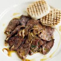 watrobka cieleca z cebula alla veneziana i biala grilowana polenta