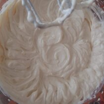 wodajemy stopniowo serek ricotta i mieszamy