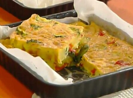 frittata pieczona, wysoka, krojona w kostki